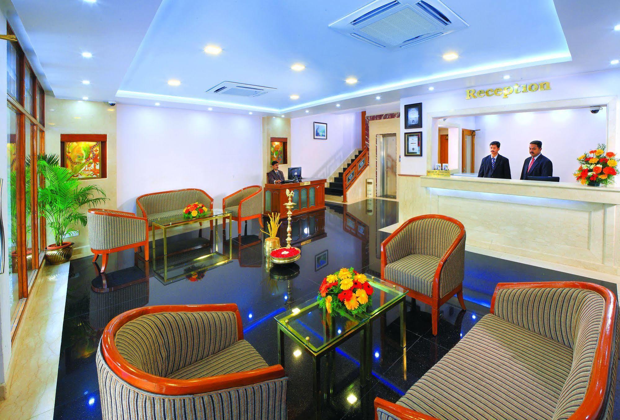 Hotel Excellency Kochi Buitenkant foto