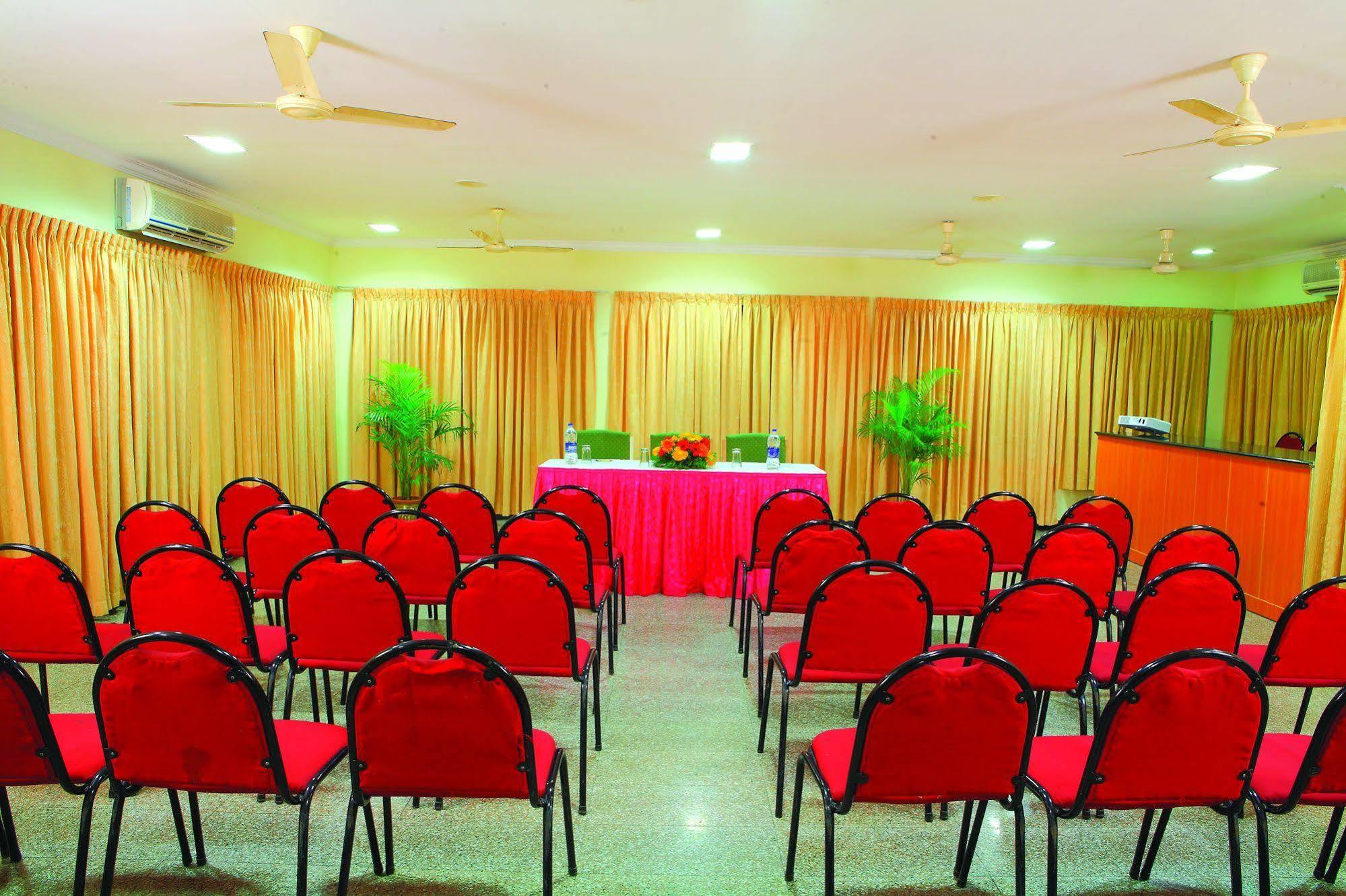 Hotel Excellency Kochi Buitenkant foto