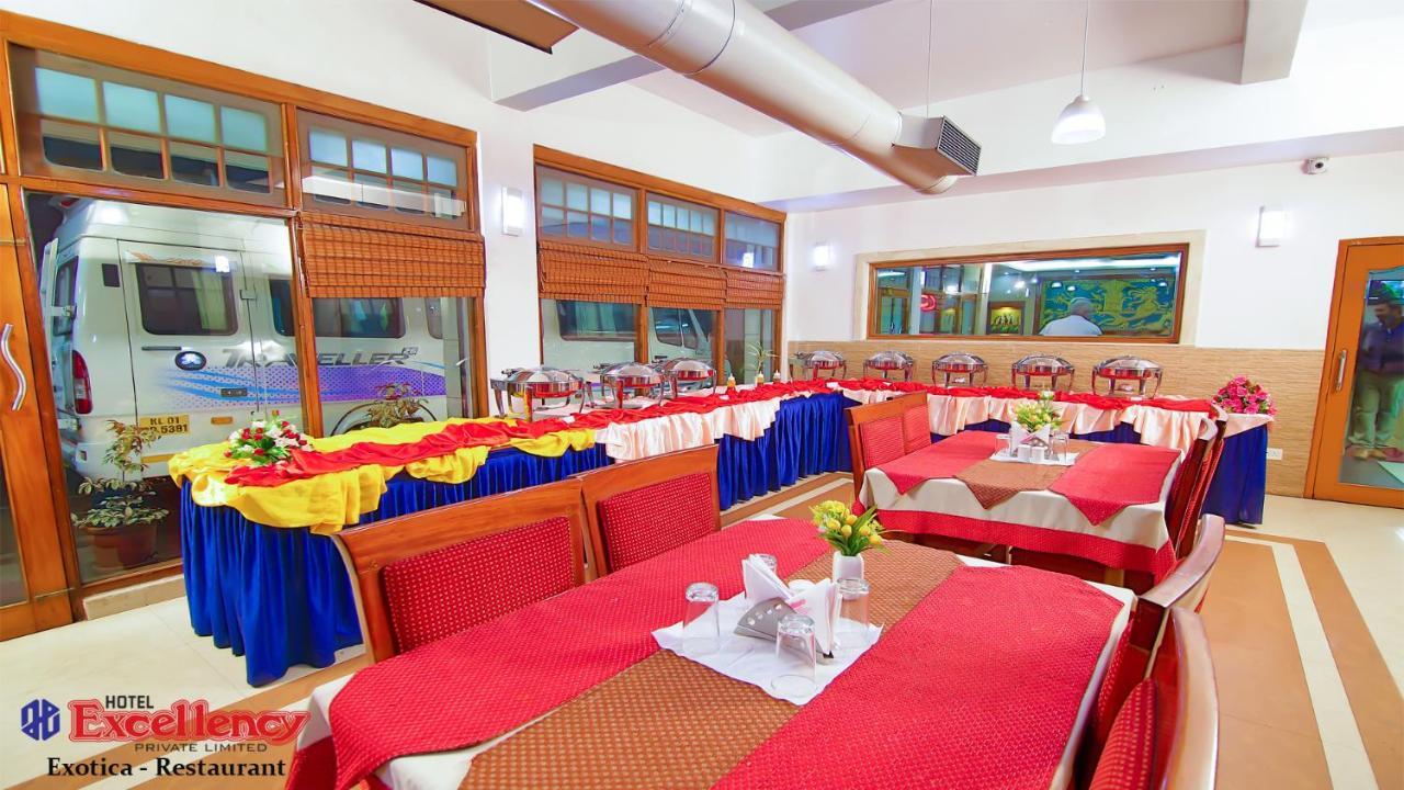 Hotel Excellency Kochi Buitenkant foto