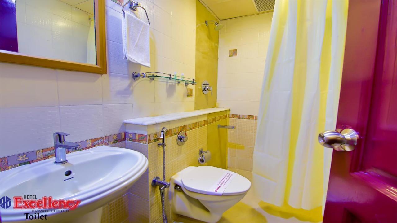 Hotel Excellency Kochi Buitenkant foto