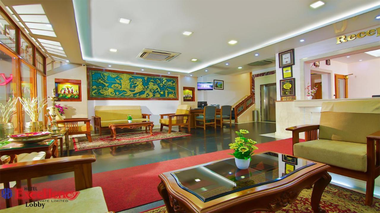 Hotel Excellency Kochi Buitenkant foto