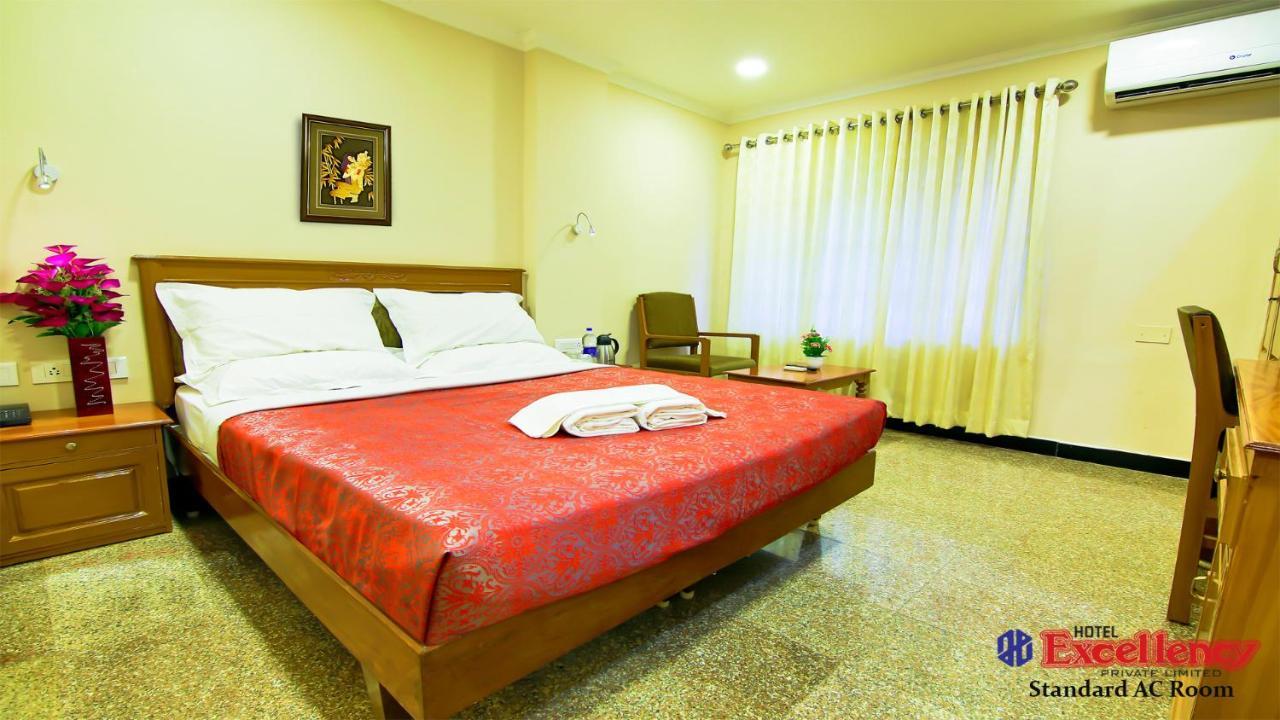 Hotel Excellency Kochi Buitenkant foto