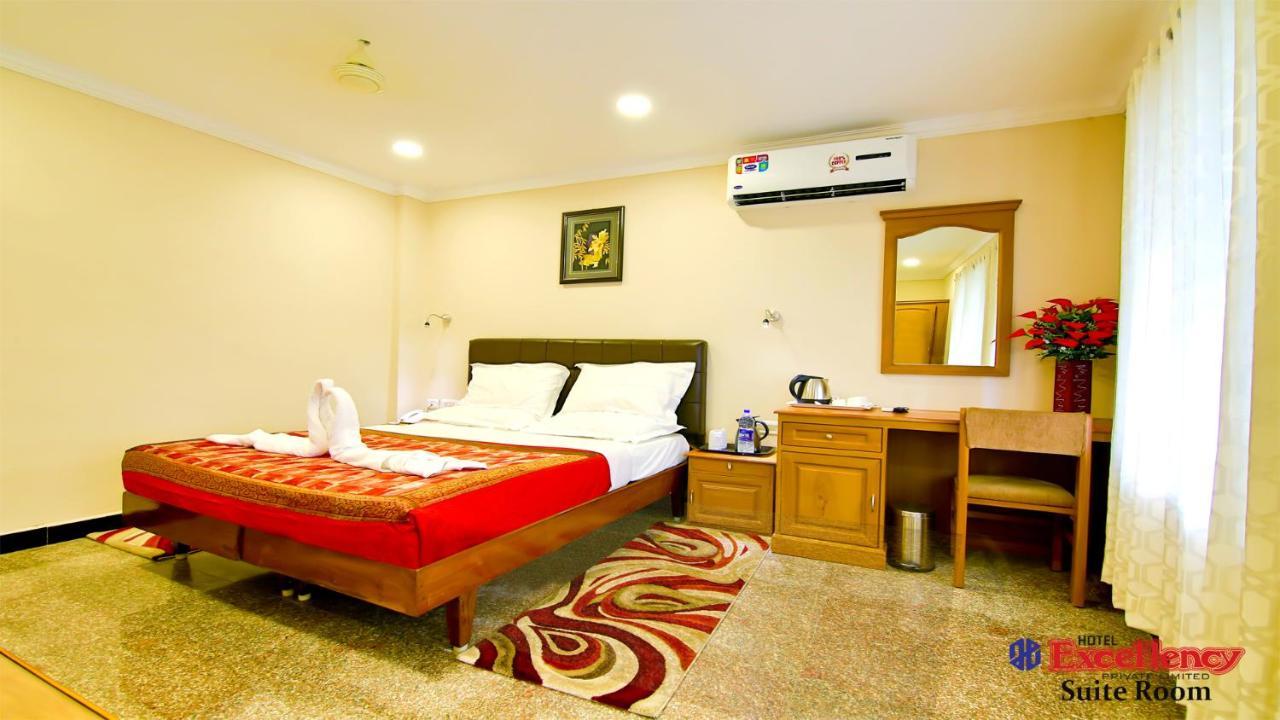 Hotel Excellency Kochi Buitenkant foto