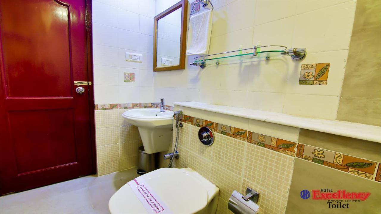 Hotel Excellency Kochi Buitenkant foto