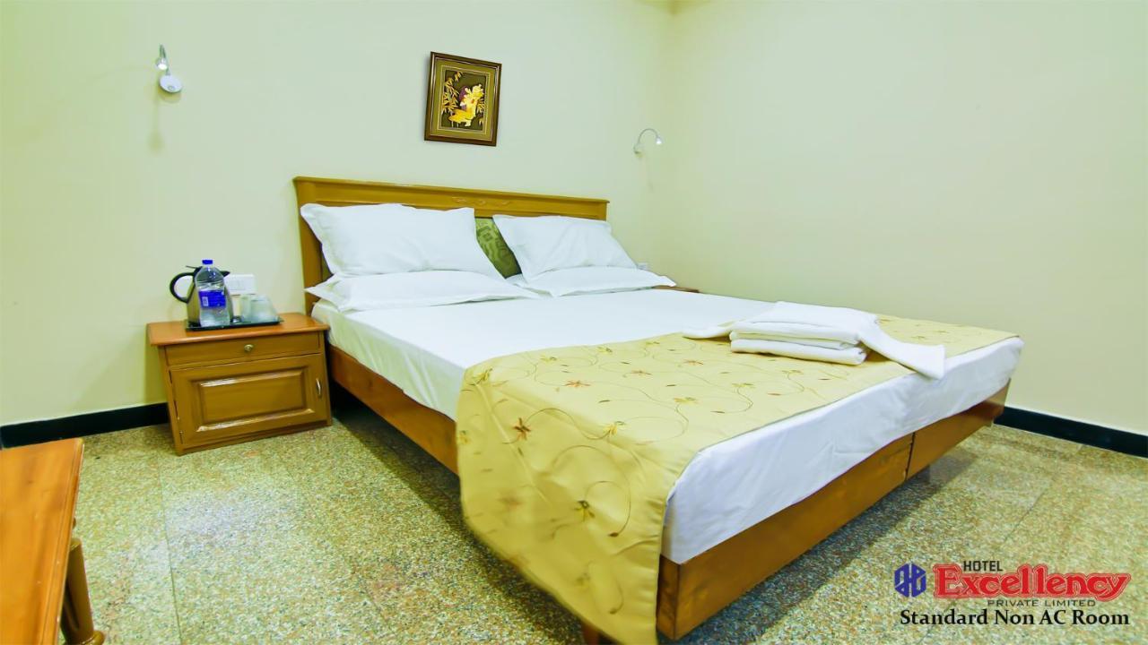 Hotel Excellency Kochi Buitenkant foto
