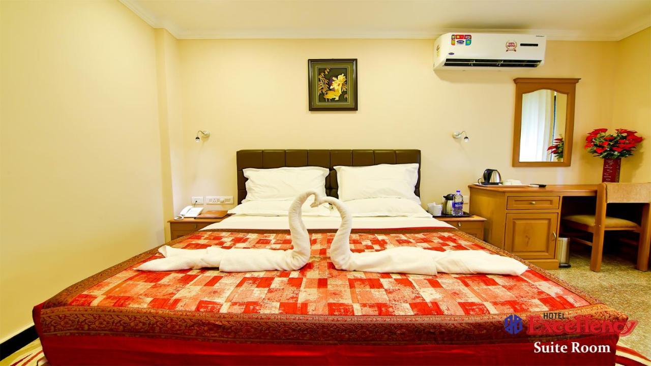 Hotel Excellency Kochi Buitenkant foto