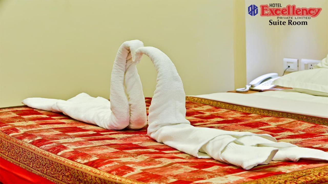 Hotel Excellency Kochi Buitenkant foto